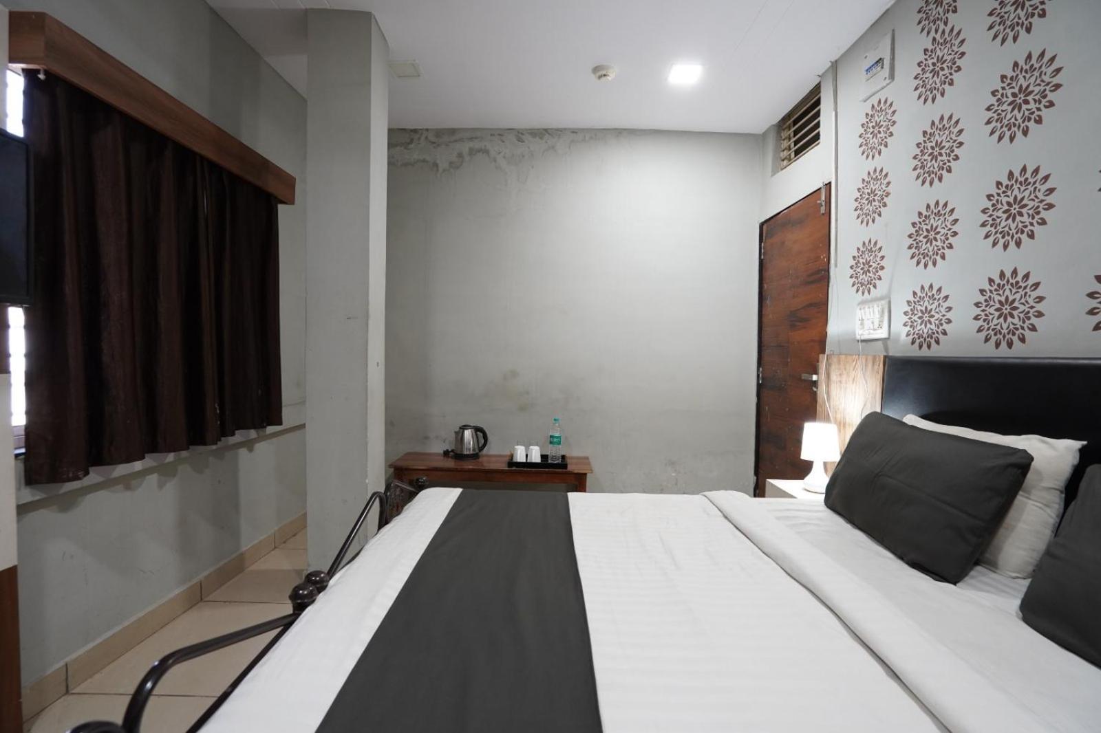 Hotel Sai Inn, Ahmedabad Airport Kültér fotó