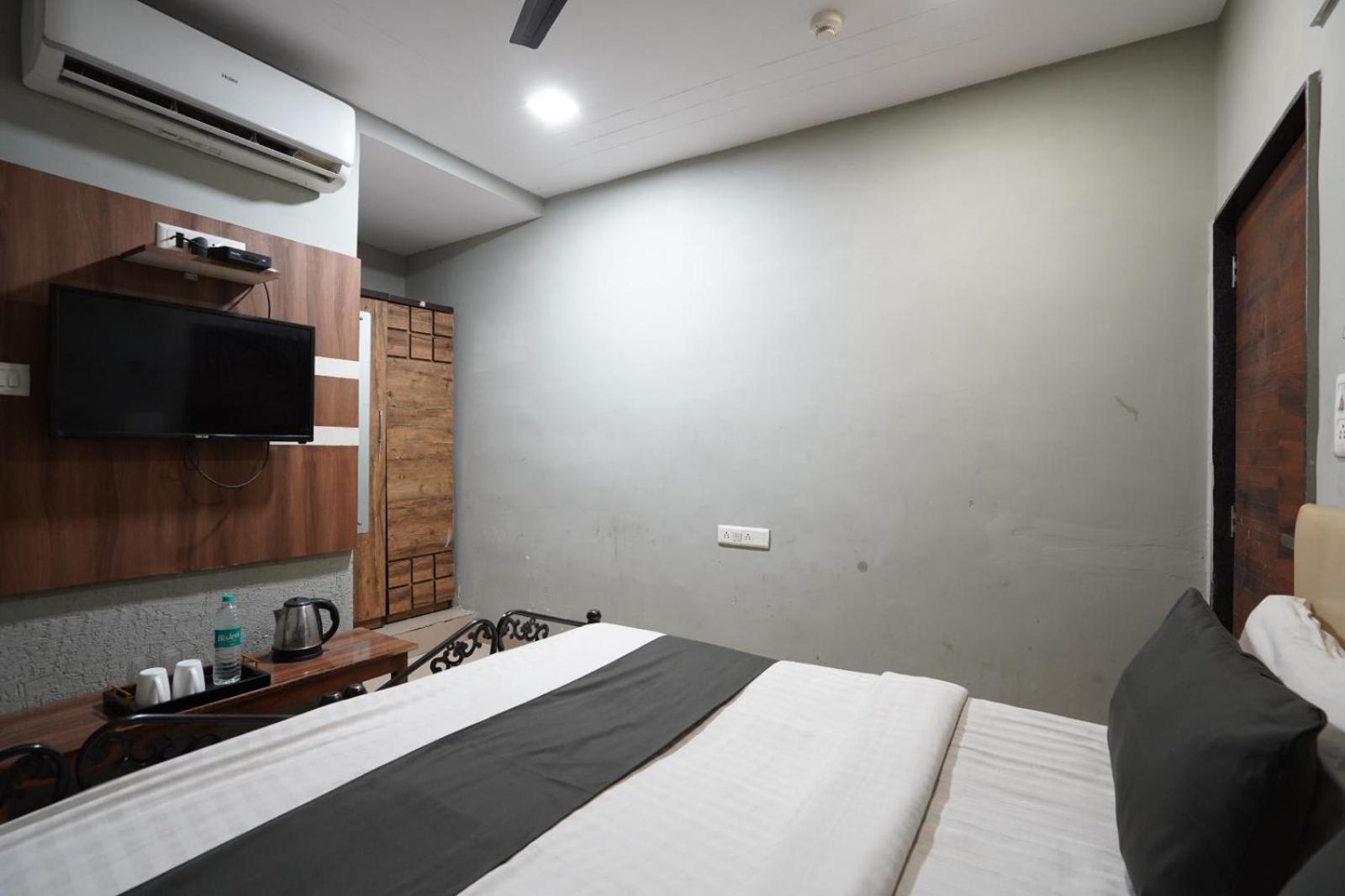 Hotel Sai Inn, Ahmedabad Airport Kültér fotó