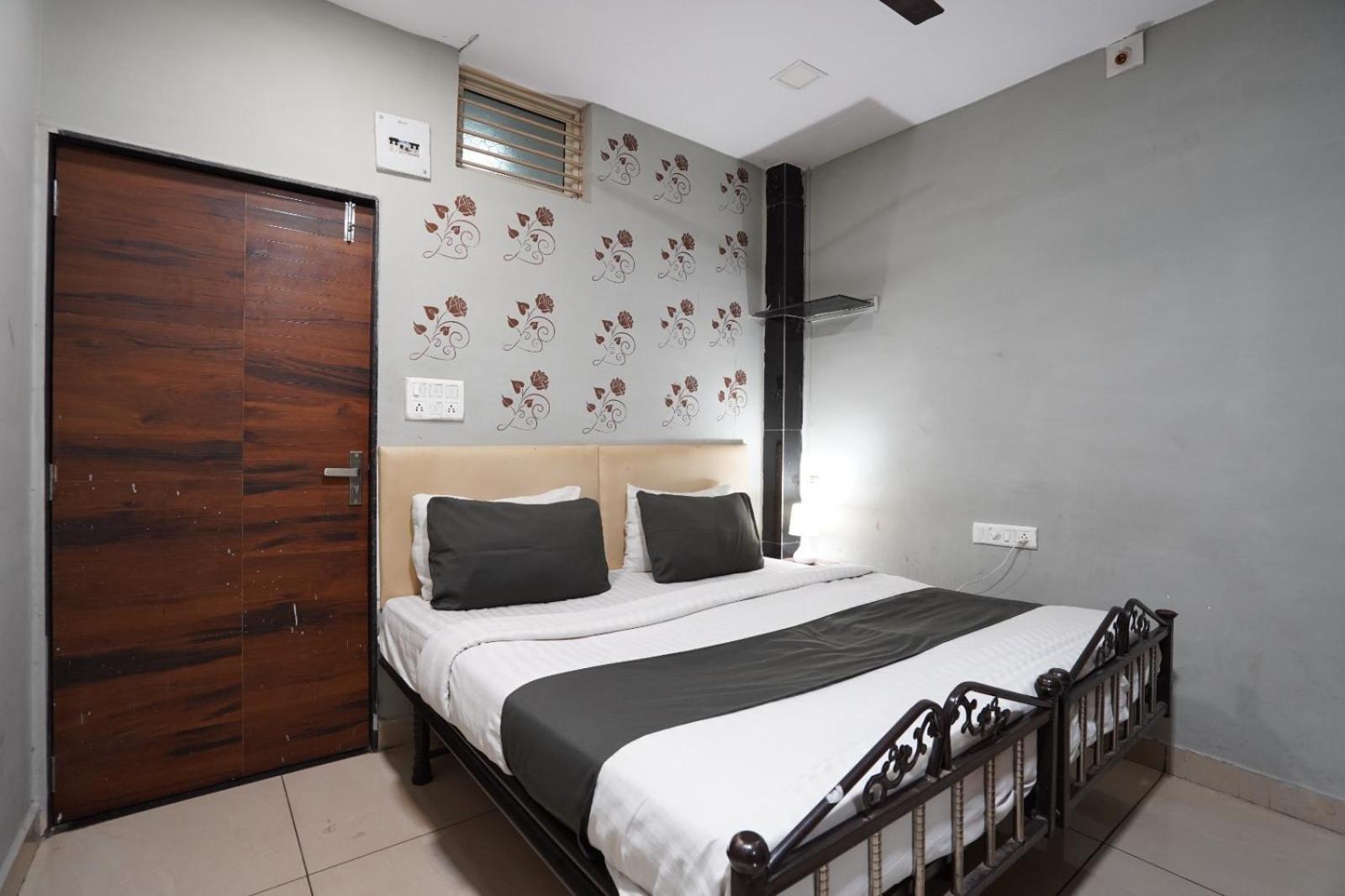 Hotel Sai Inn, Ahmedabad Airport Kültér fotó