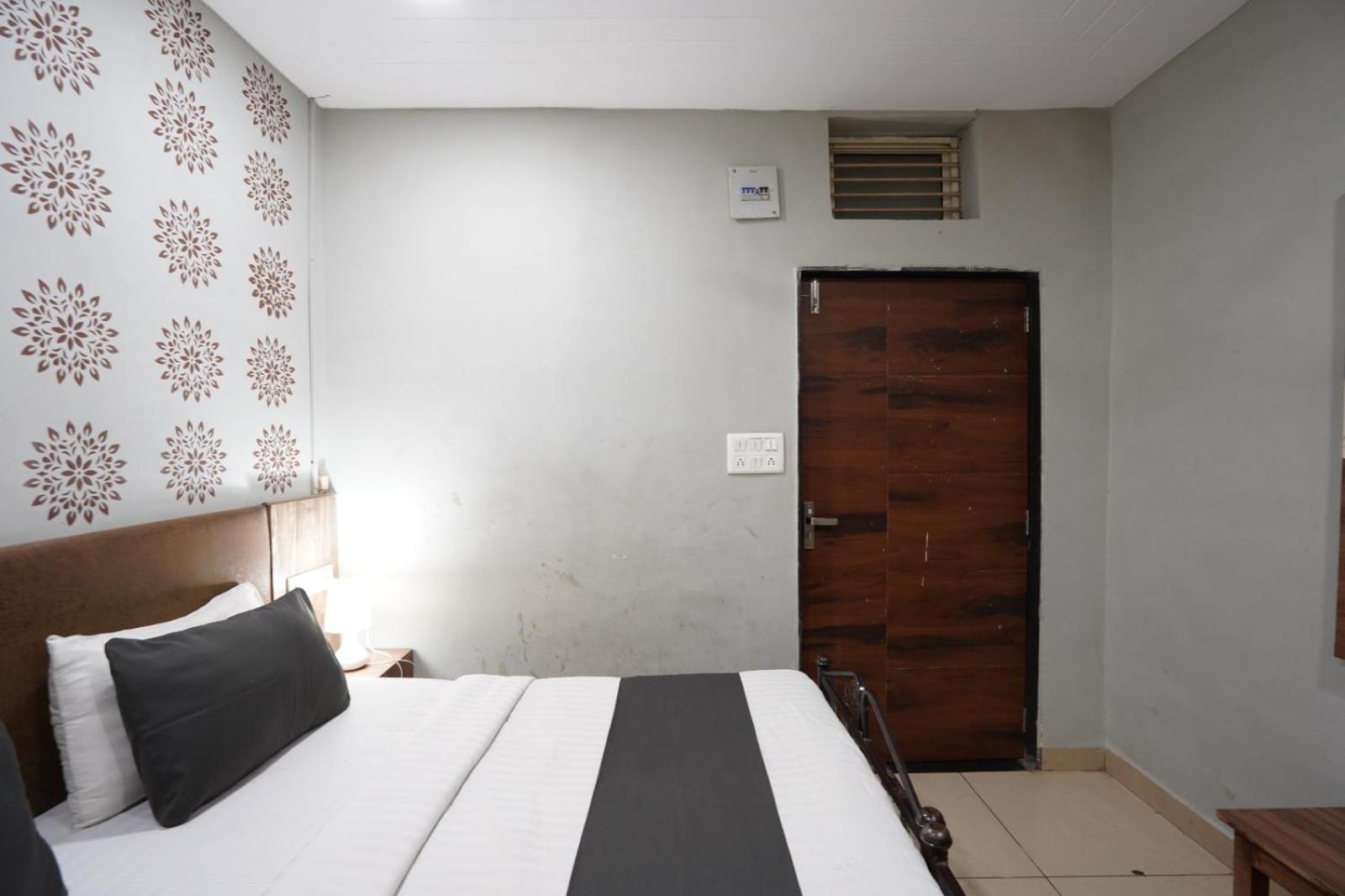 Hotel Sai Inn, Ahmedabad Airport Kültér fotó