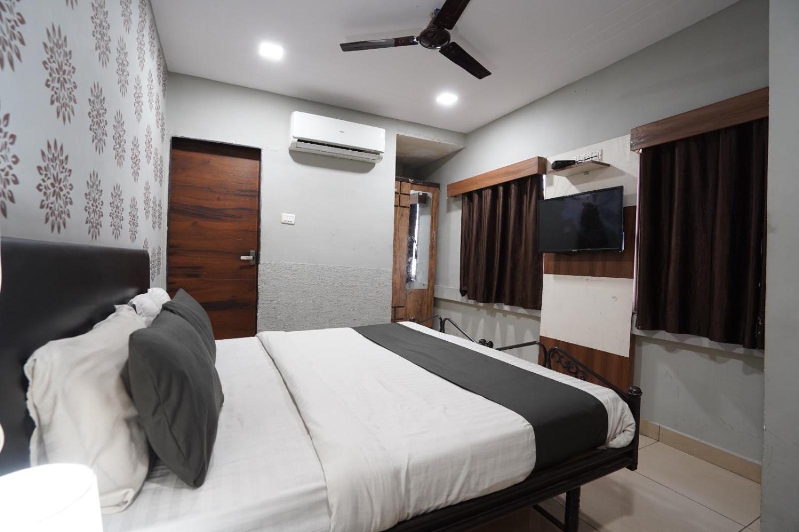 Hotel Sai Inn, Ahmedabad Airport Kültér fotó