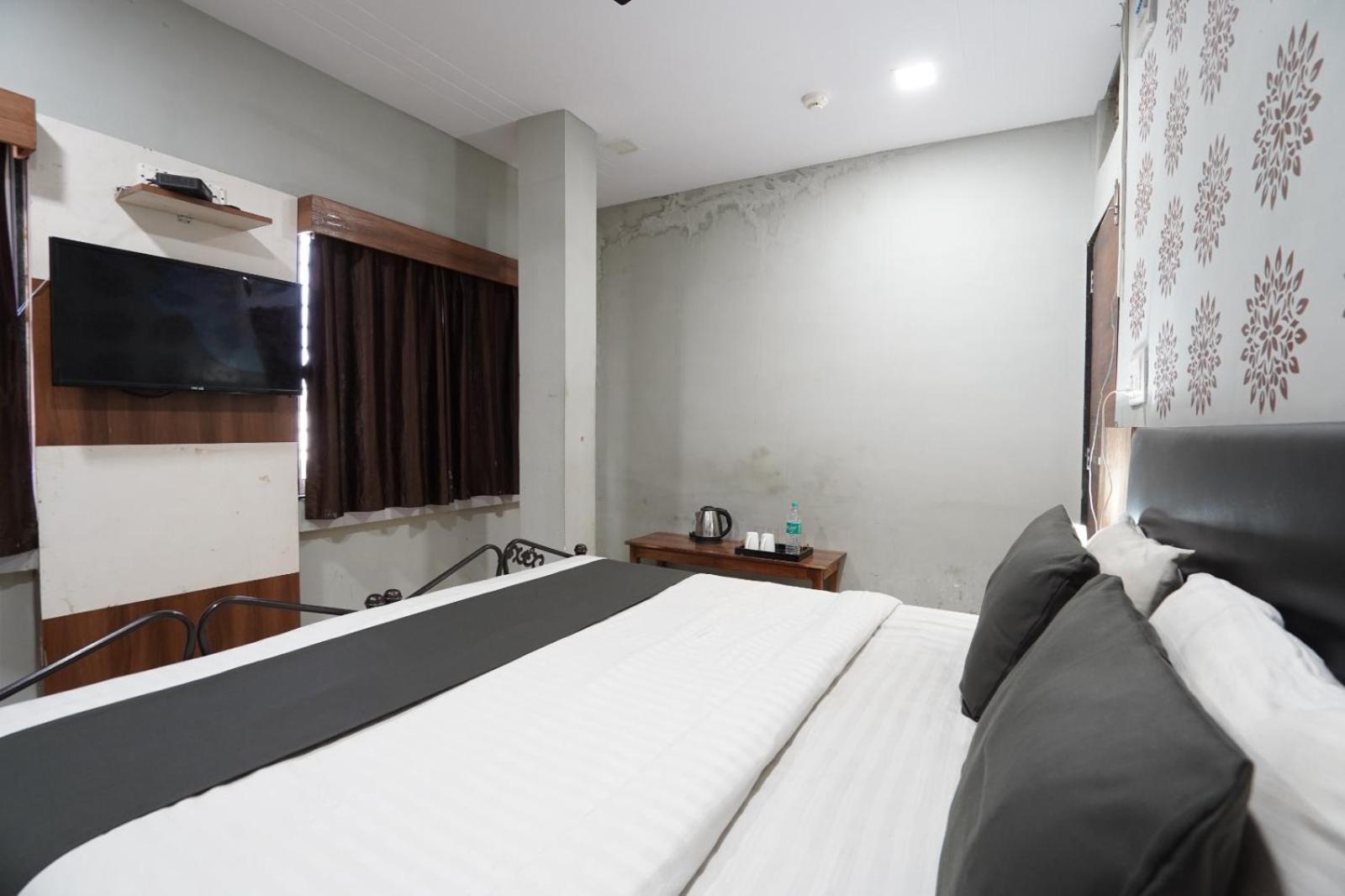 Hotel Sai Inn, Ahmedabad Airport Kültér fotó
